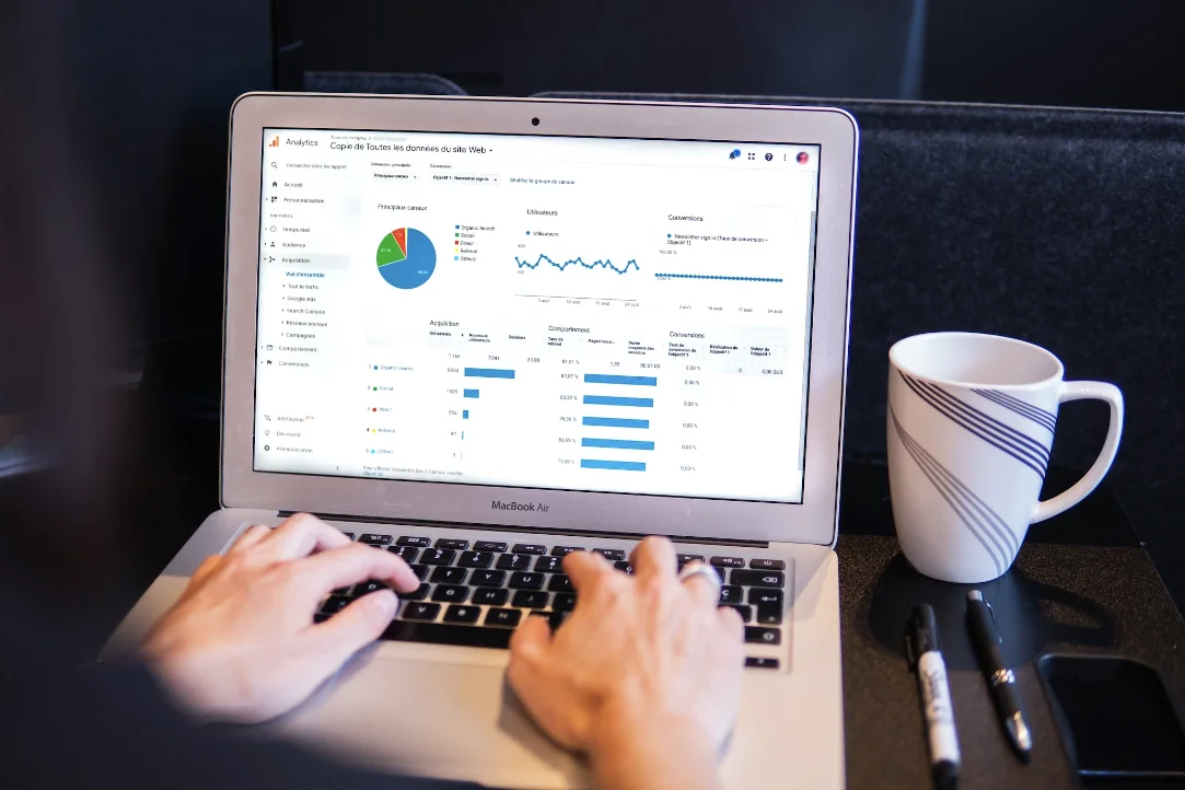 Programadora web haciendo seo