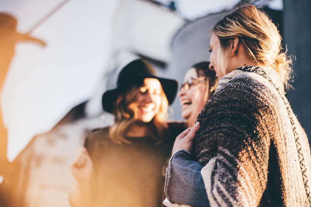 Estrategias para Redes Sociales 4 Interacción de personas sonriendo | Estrategias para redes sociales 4
