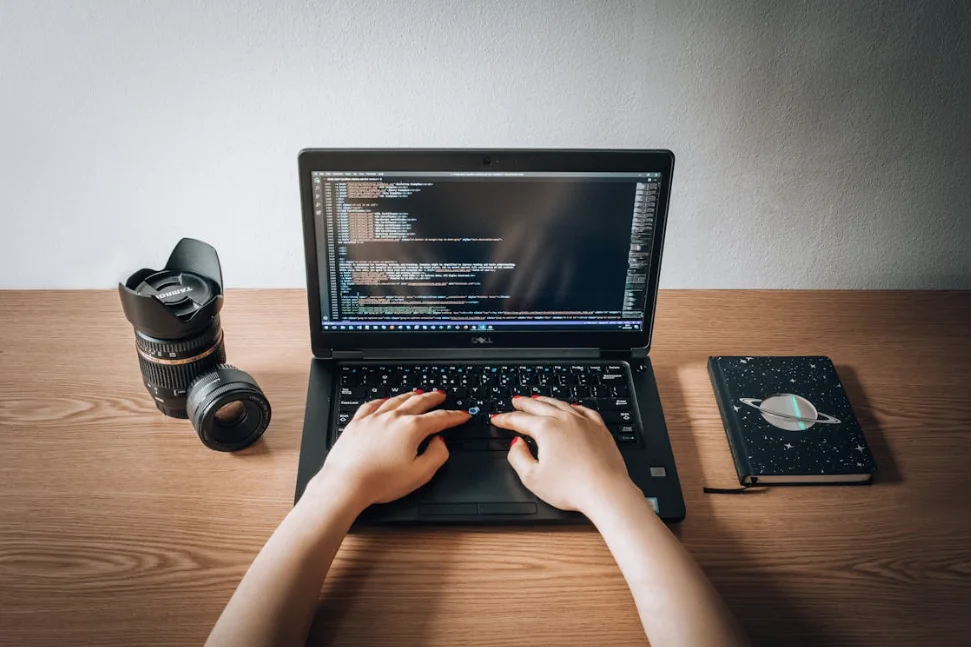 Formulario HTML 1 Formulario HTML - Imagen de un pc con código HTML