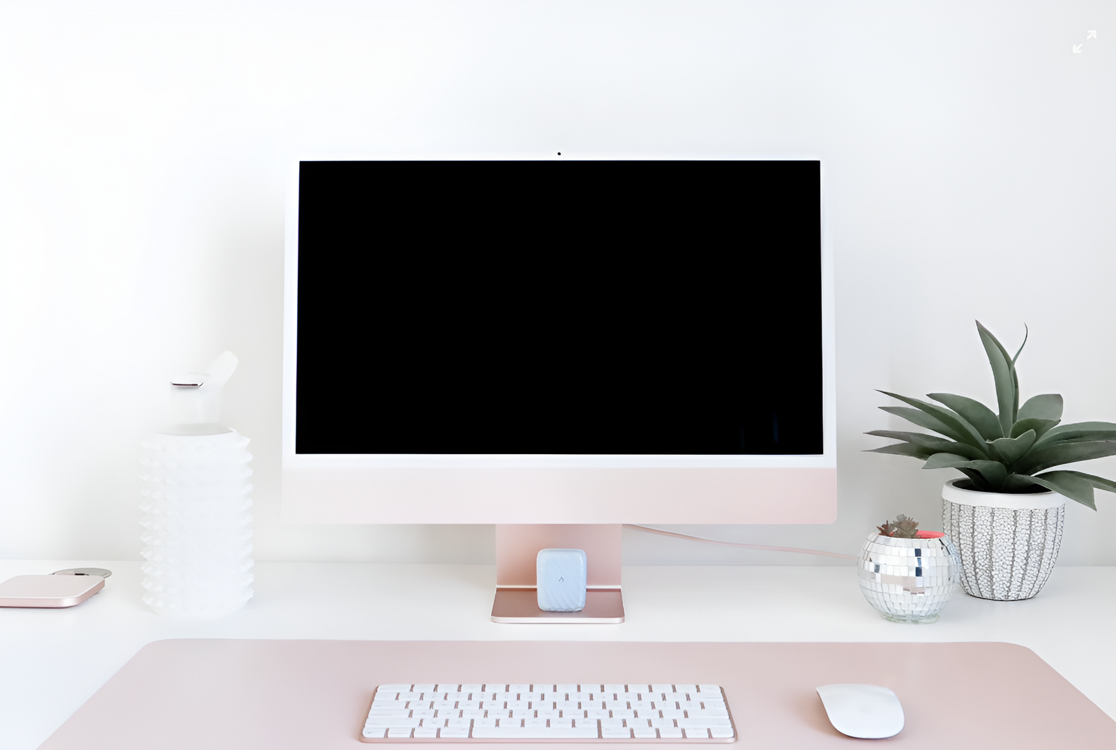 Imagen de Escritorio con un PC, teclado y ratón. De www.estefaniatiradomestre.com