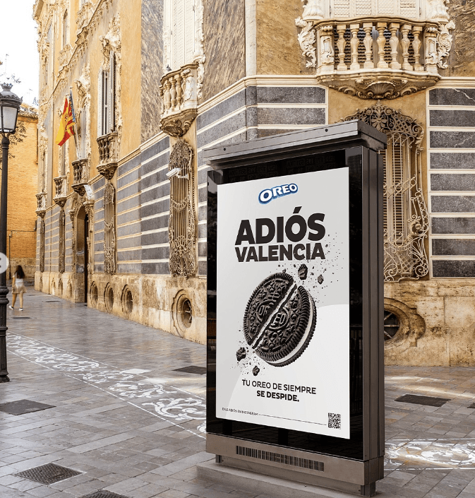 La impactante campaña de marketing de OREO en España 2024🍫 1 Marquesina de La Impactante Campaña de OREO en Valencia enfrente del palacio del marques de dos aguas