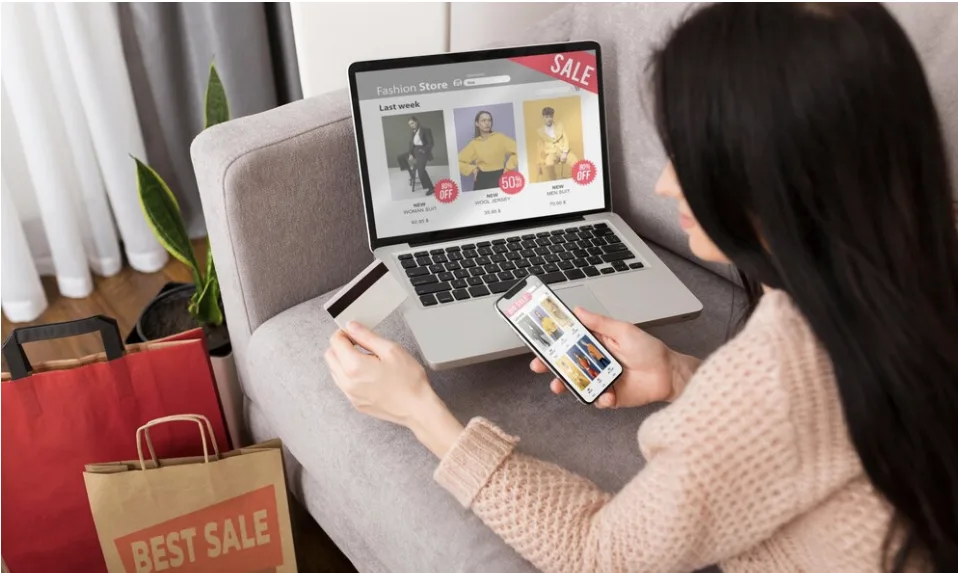 Quién hace páginas web y por qué son necesarias 2 Mujer comprando en Tienda Online - Quién hace páginas web y por qué son necesarias - estefaniatiradomestre.com