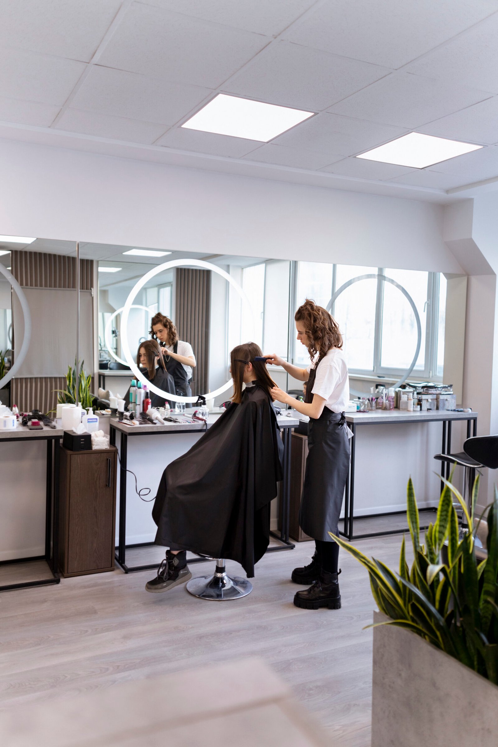 peluquera-cuidando-su-cliente
