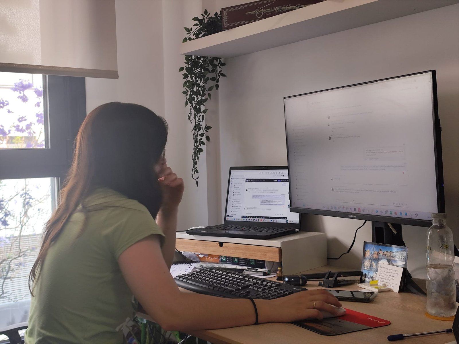 Diseñadora web en Valencia trabajando en una web - Diseño web ETM