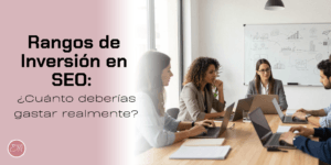 SEO / Posicionamiento web 9 equipo de marketing analizando estrategia SEO mensual en oficina moderna - cUANTO DEBERIAS GASTAR EN SEO AL MES