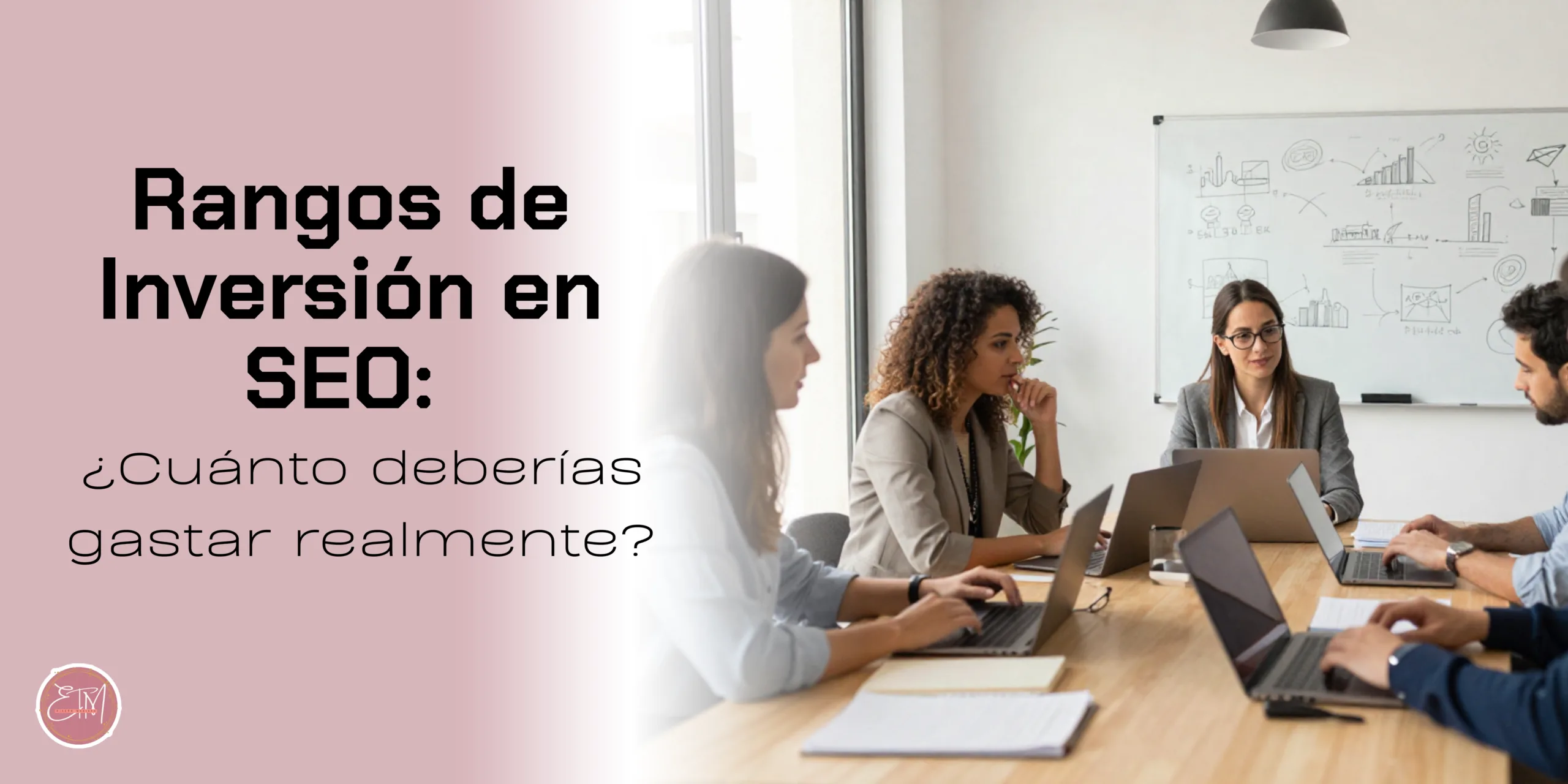 equipo de marketing analizando estrategia SEO mensual en oficina moderna - cUANTO DEBERIAS GASTAR EN SEO AL MES