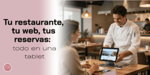 Chef enseñando la página web de su restaurante a un cliente en un interior moderno y luminoso - Diseño web Estefanía Tirado Precio página web para restaurantes