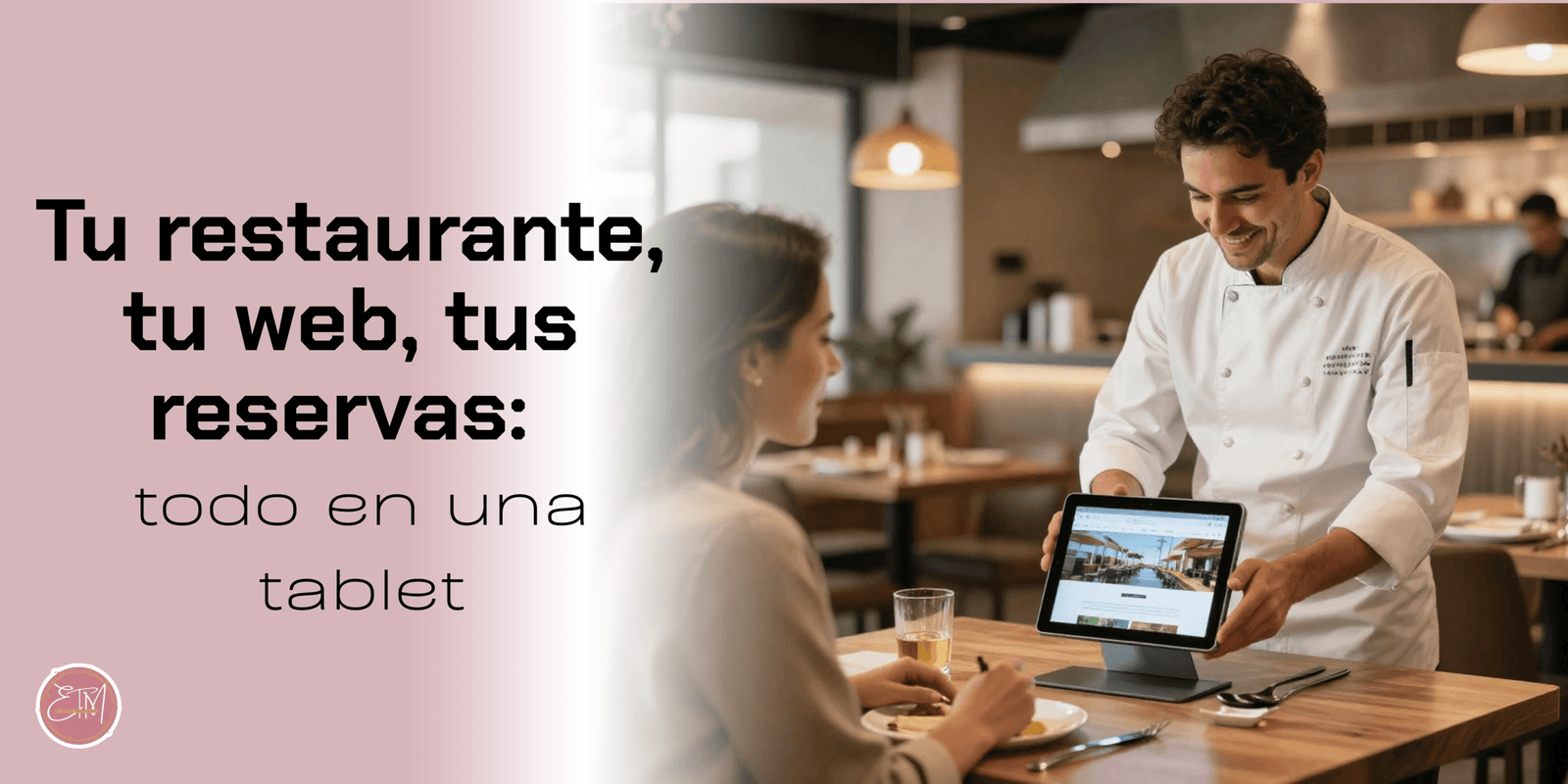 Chef enseñando la página web de su restaurante a un cliente en un interior moderno y luminoso - Diseño web Estefanía Tirado Precio página web para restaurantes