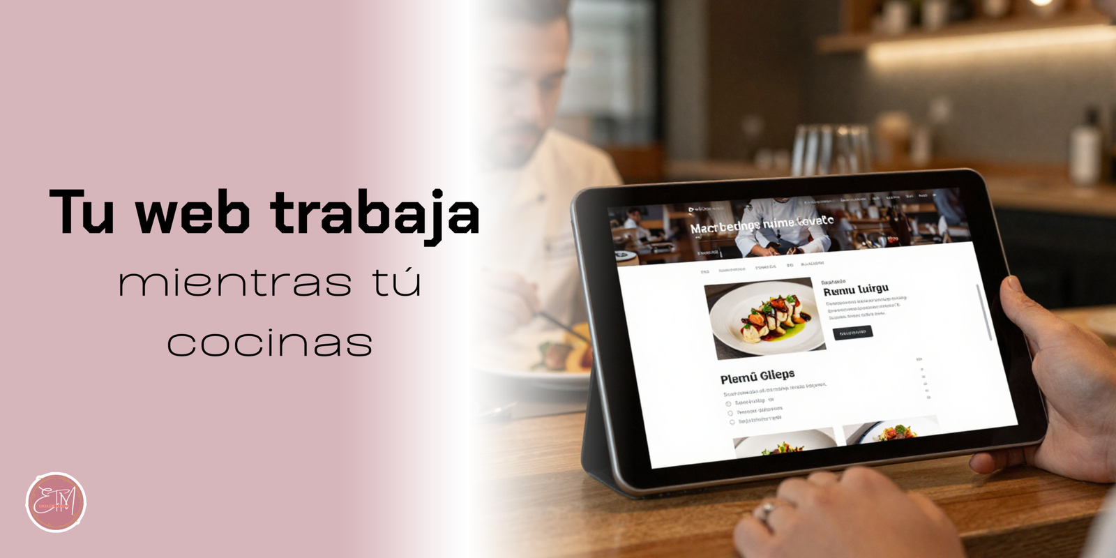 “Chef mostrando página web de restaurante con menú digital y platos gourmet”